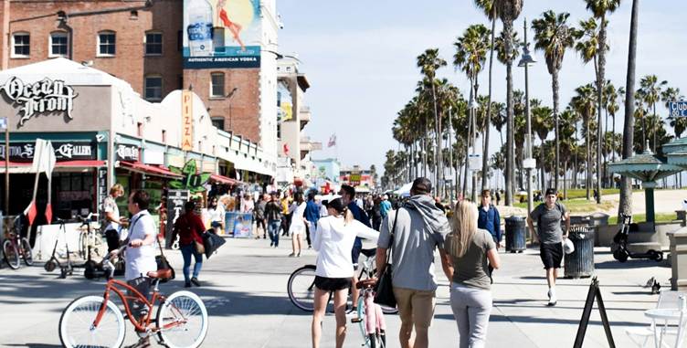 A group of people walking on a sidewalk

AI-generated content may be incorrect.