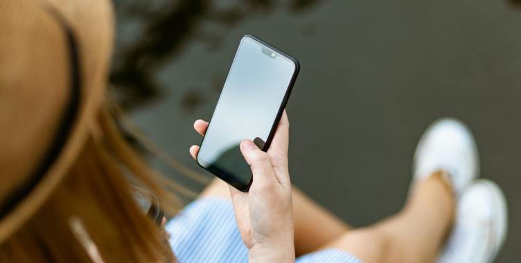A person holding a cell phone