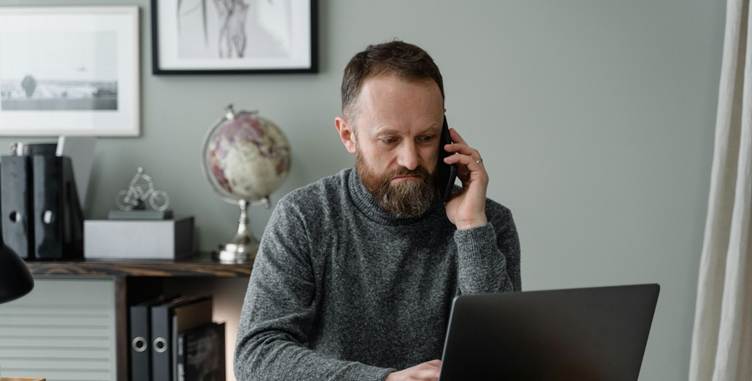 A person holding a phone to his ear

AI-generated content may be incorrect.