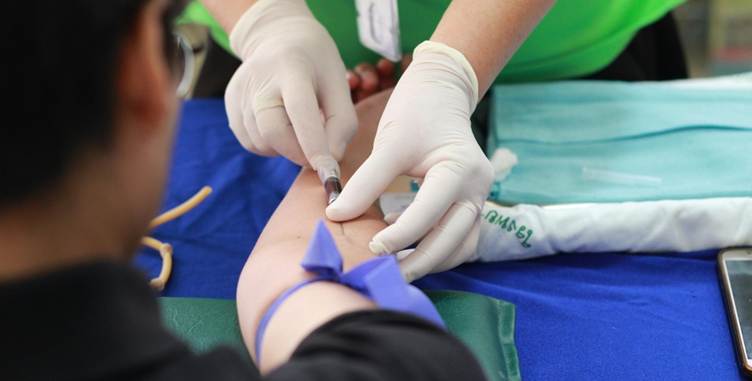 A person getting a blood sample from a person

AI-generated content may be incorrect.